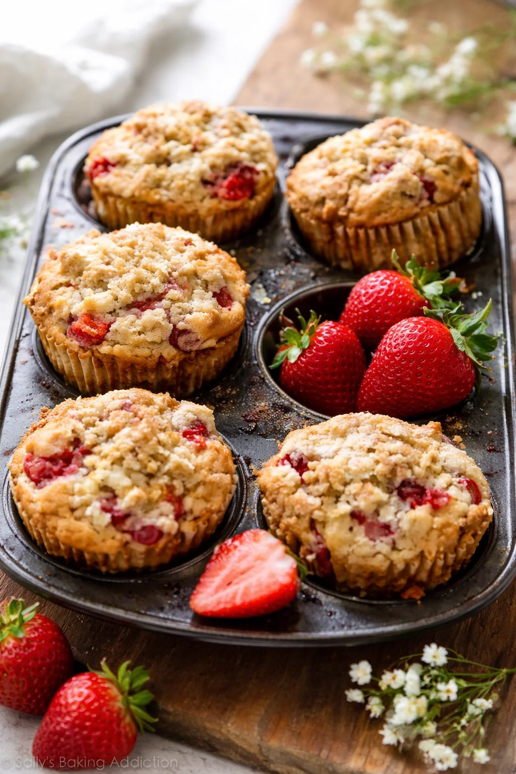 Delicious strawberry streusel muffins with a buttery crumble topping